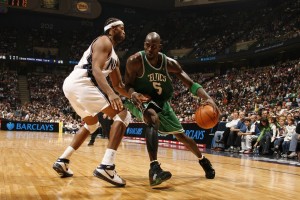 开云官网-德甲争冠战之夜，阿拉巴扛起全队，那道撕裂雨幕的白色闪电